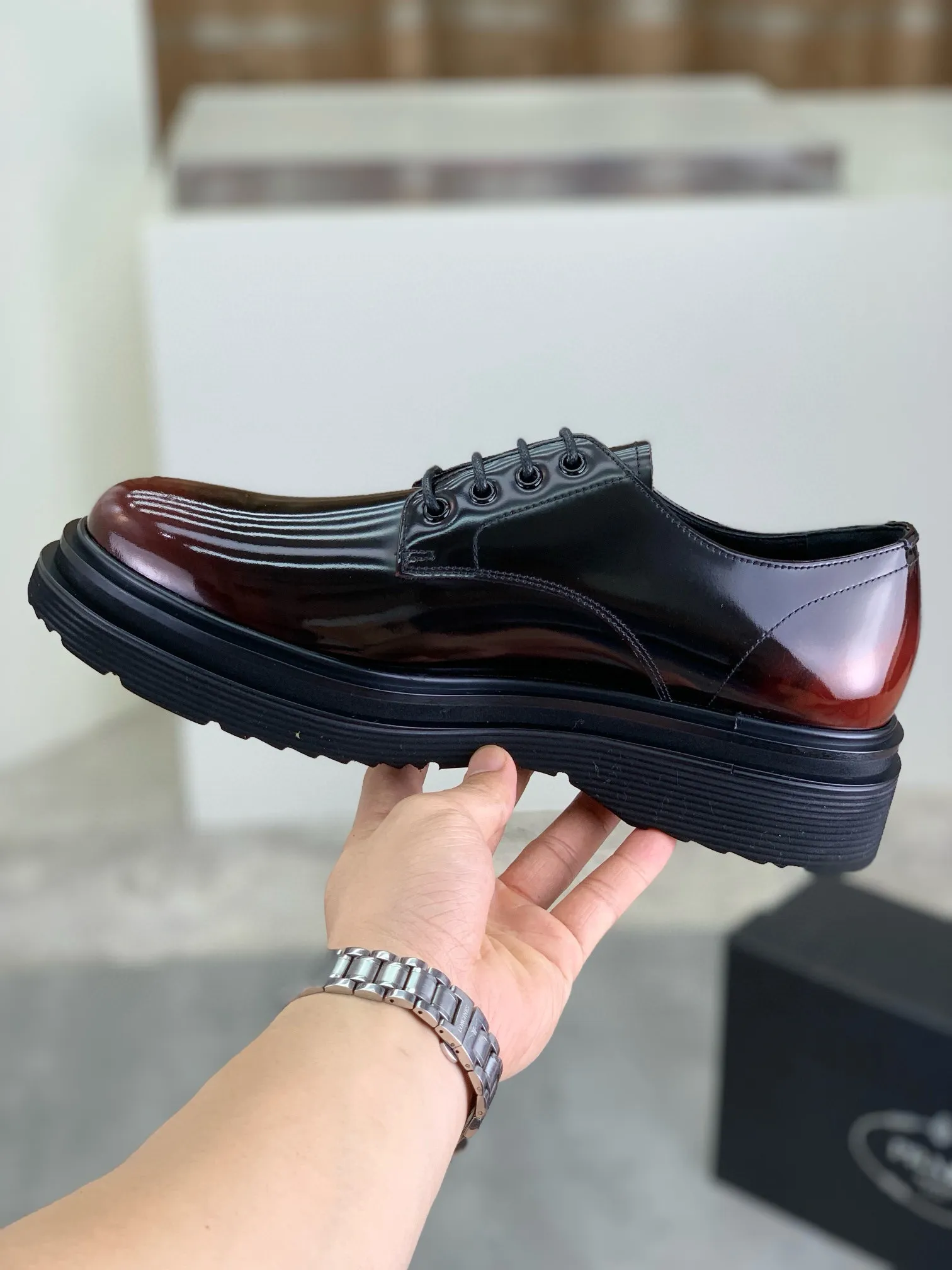Factory price P880 💰Original quality, top version🔱 ＰＲＡＤＡPrada. Men's business casual leather shoes, top quality products. 1:1 shipment⬆️Luxurious and noble👞All imported original brand fabrics, just to create a more comfortable wearing experience. Upper: Original comfortable open edge bead-rubbed calf leather➕Top imported water-dyed full cow lining, original lightweight and comfortable TPU foam combination bottom✔️Code number: 39-44 (38.45 can be customized)